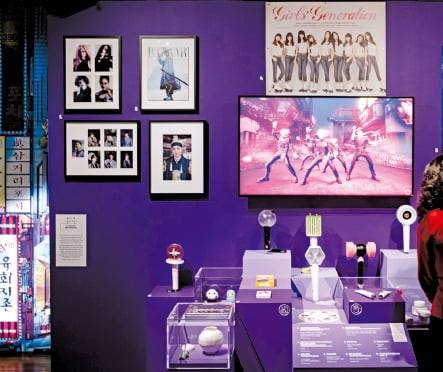 프랑스 파리 국립기메동양박물관에서 열리고 있는 ‘K-뷰티 한국의 미. 하나의 현상이 되기까지’ 전시에 단원 김홍도의 그림, 사진작가 한영수가 찍은 1950년대 명동 풍경, K팝 아이돌 관련 자료 등이 함께 나와 있다. /기메박물관·한영수문화재단 제공