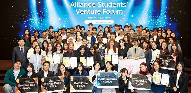 ‘2026 KT&G 국제 대학생 창업교류전’ 시상식이 2일 서울 중림동 한국경제신문사에서 열렸다. 인도네시아 몽골 대만 등 아시아 11개국 15개 팀이 참가했다. 행사에 참여한 창업팀들이 기념 사진을 찍고 있다. /이솔 기자