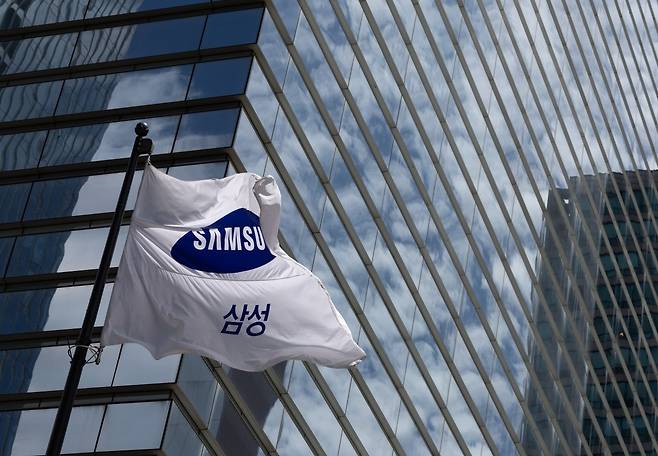 삼성전자는 이번 교섭에서 올해 매출과 영업이익 국내 1위를 달성할 경우, 디바이스솔루션(DS) 부문 메모리사업부 직원들에게 SK하이닉스 등 경쟁사 수준 이상의 성과급을 보장하는 ‘특별포상’ 카드를 꺼내 들었으나 노조는 이를 거부했다. 사진=한국경제신문