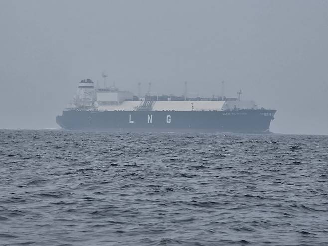 지난달 25일 강원 삼척시 인근 해상에 액화천연가스(LNG)선이 항해하고 있다. 연합뉴스