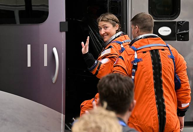 4월 1일(현지시간) 미국 항공우주국(NASA) 우주비행사 크리스티나 쿡이 아르테미스 2 발사 임무의 승무원인 우주비행사 리드 와이즈먼과 빅터 글로버, 캐나다 우주국 (CSA) 우주비행사 제레미 핸슨과 함께 우주비행사 밴에 탑승한 후 손을 흔들고 있다.