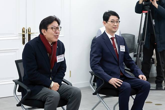 6·3 지방선거 부산시장에 도전하는 박형준 부산시장(왼쪽)과 주진우 국민의힘 의원이 지난달 11일 여의도 국민의힘 중앙당사에서 열린 광역단체장 후보 면접에 참석했다. 연합뉴스