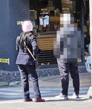 지난 2일 구포역 광장에서 성매매 알선책(왼쪽)이 남성에게 접근해 성매매를 권유하고 있다. 임동우 기자