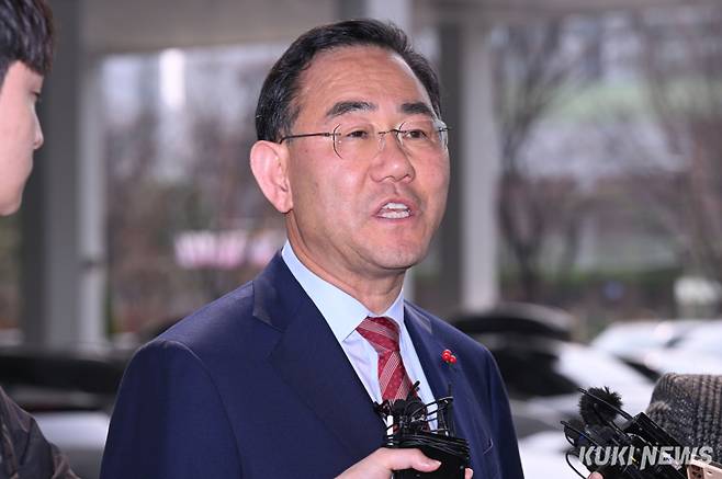 주호영 국회부의장이 2일 대구시장 공천배제 취소 가처분 결정을 앞두고 재경선을 촉구하며 당 지도부를 정면으로 비판했다. 사진은 주 부의장이 컷오프 결정에 반발해 낸 가처분 사건 심문을 위해 지난 3월 27일 양천구 서울남부지방법원으로 들어가기 전 모습. 임은재 기자