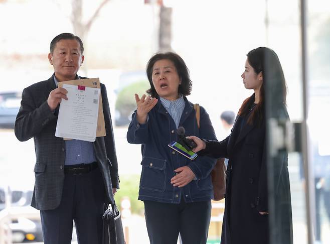 김영선 전 국민의힘 의원이 1일 서울 서초구 서울중앙지법에서 열리는 1심 속행 공판에 증인신문을 위해 출석하며 취재진 질문에 답하고 있다. 연합뉴스