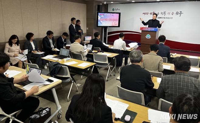 원강수 강원 원주시장이 2일 오후 시청 브리핑룸에서 시정 현안을 브리핑하고 있다. 윤수용