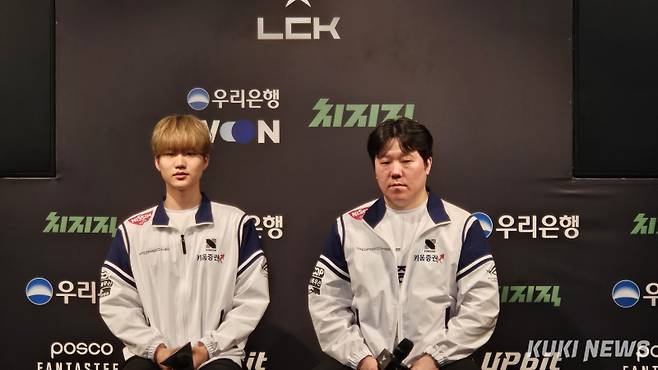 ‘윌러’ 김정현(왼쪽)과 조재읍 키움 DRX 감독이 2일 오후 7시 서울 종로구 LCK 아레나에서 열린 DN 수퍼스와의 2026 LoL 챔피언스 코리아(LCK) 정규 시즌 경기가 끝난 뒤 기자회견에 참석하고 있다. 송한석 기자