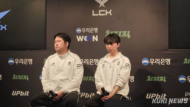‘두두’ 이동주(왼쪽)과 주영달 DN 수퍼스 감독이 2일 오후 7시 서울 종로구 LCK 아레나에서 열린 키움 DRX와의 2026 LoL 챔피언스 코리아(LCK) 정규 시즌 경기가 끝난 뒤 기자회견에 참석하고 있다. 송한석 기자