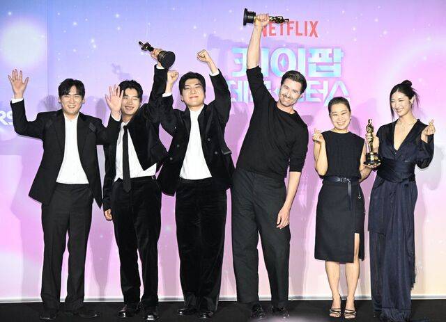 1일 서울 용산구 CGV 용산아이파크몰에서 ‘케이팝 데몬 헌터스’ 제작진이 오스카 트로피를 들고 포즈를 취하고 있다. 왼쪽부터 작곡가 남희동, 이유한, 곽중규, 공동 연출자 크리스 애플한스와 매기 강 감독, 가수 겸 작곡가 이재. 권현구 기자