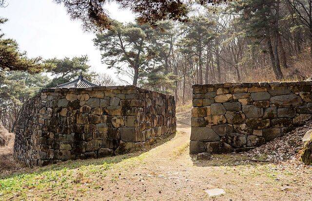 일부 복원된 용산산성 북문 일대