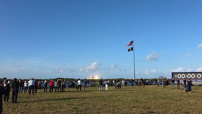 미국 플로리다주 케네디 우주센터의 카운트다운 시계 앞에서 NASA 직원들과 전세계 언론인 등이 1일(현지시간) 아르테미스 2호 발사를 지켜보고 있다. 양한주 기자