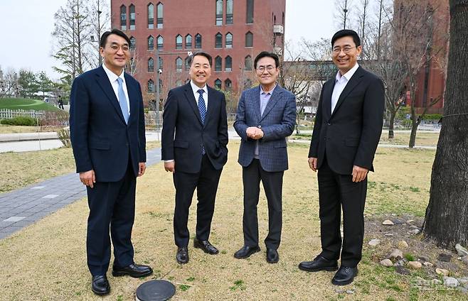 복음과도시 소속 4명의 목사들이 1일 서울 용산구 온누리교회 앞에서 환하게 웃고 있다. 왼쪽부터 이재훈 길성운 이인호 정명호 목사. 신석현 포토그래퍼