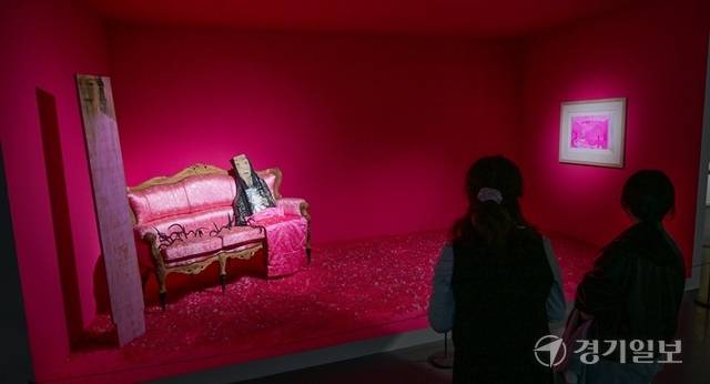 앉을 수 없는 소파, 유리구슬, 거울 등에서 작가의 내면을 표현한 윤석남 작가의 "핑크룸". 윤원규기자