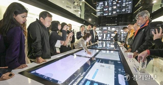 2일 오전 경기도의회 경기마루를 찾은 '2026 세계기자대회' 외신기자단이 경기마루를 둘러보며 경기도의회의 시스템과 역사를 알아보고 있다. 지난달 29일 시작된 ‘2026 세계기자대회’는 30개국에서 참가한 50여 명의 기자들이 4월3일까지 ‘민주주의와 저널리즘: 위기의 시대, 언론의 역할’을 주제로 DMZ, 수원, 용인, 인천,시흥 등을 방문해 한국의 미래 산업과 전통문화를 취재하고 있다. 윤원규기자