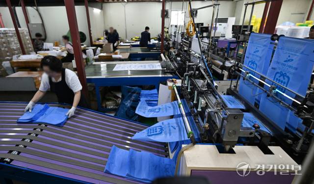 2일 인천 미추홀구 주안동 영광산업 근로자들이 종량제봉투를 제작하고 있다. 조병석기자