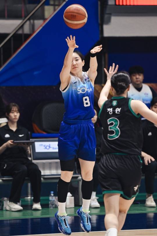 신한은행 김지영의 슛. / 사진=연합뉴스