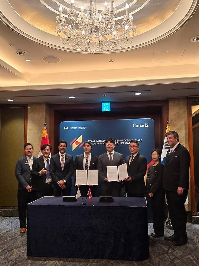 ◇ 하유준 태광(TG) 로펌 부사장(오른쪽에서 네번째)이 캐나다 대사, KCBCA 회장 폴킴, 한국엔터테인먼트협회 전설 부회장(맨 왼쪽에서 두번째) 등 관계자들과 사이버보안 및 블록체인 협력에 대한 협약을 체결한 후 기념촬영을 하고 있다.