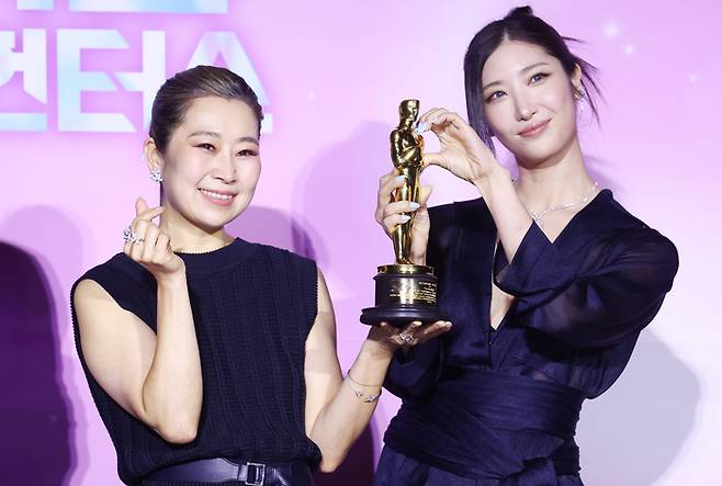 매기 강 감독(왼쪽)과 가수 겸 작곡가 이재가 1일 오후 서울 용산구 CGV용산아이파크몰에서 열린 넷플릭스 영화 ‘케이팝 데몬 헌터스’ 아카데미 수상 기념 기자간담회에서 포즈를 취하고 있다. [연합뉴스]