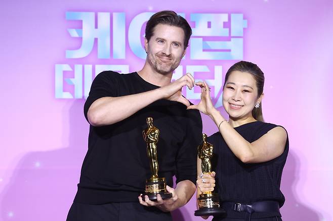 매기 강(오른쪽)과 크리스 애플한스 감독이 1일 오후 서울 용산구 CGV용산아이파크몰에서 열린 넷플릭스 영화 ‘케이팝 데몬 헌터스’ 아카데미 수상 기념 기자간담회에서 포즈를 취하고 있다. [연합뉴스]