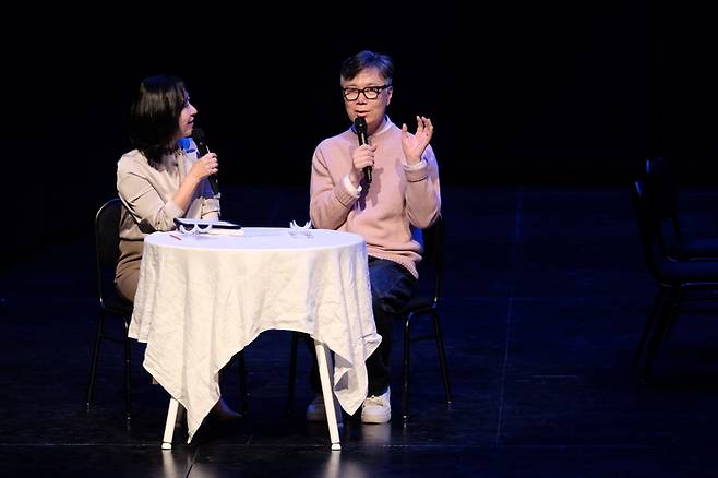 소설가 김영하(오른쪽)이 음악칼럼니스트 국지연과 함꼐 1일 강동아트센터에서 마티네 콘서트 ‘여행의 이유, 그리고 음악’을 진행하고 있다. 강동아트센터