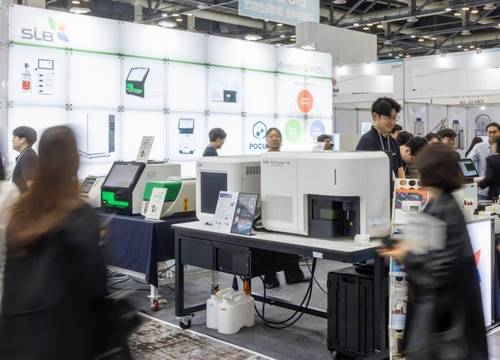 일산 킨텍스 제2전시장에서 열리는 ‘KOREA LAB 2026’ 전시 부스 내 장비(Bio-Rad ddPCR과 BD의 FACS). 제공=(주)서린바이오사이언스