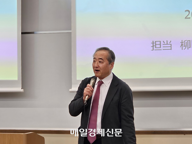 지난달 31일 일본 가나가와현 게이오대 쇼난 후지사와캠퍼스에서 야나기마치 이사오 교수가 ‘한국연구 40년’을 주제로 마지막 강의를 하고 있다. [도쿄 이승훈 특파원]