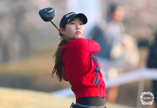 김서아가 2일 열린 KLPGA 투어 국내 개막전 더시에나오픈 1라운드 10번홀에서 티샷한 공을 바라보고 있다. KLPGA
