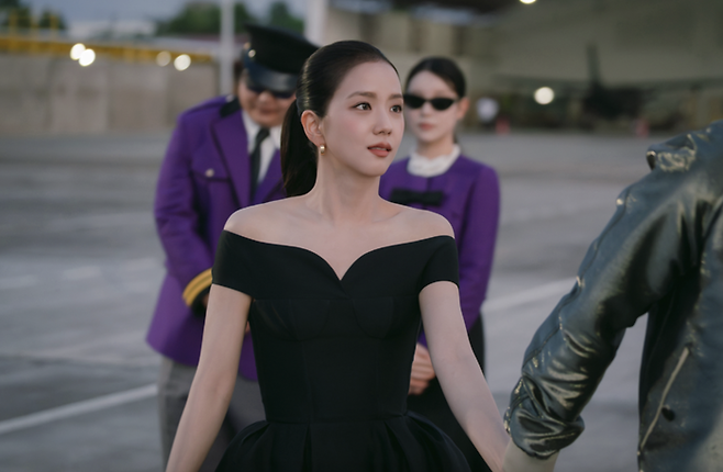 넷플릭스 오리지널 ‘월간남친’에서 슈슈통 제품을 착용하고 있는 블랙핑크 지수 [넷플릭스 캡처]