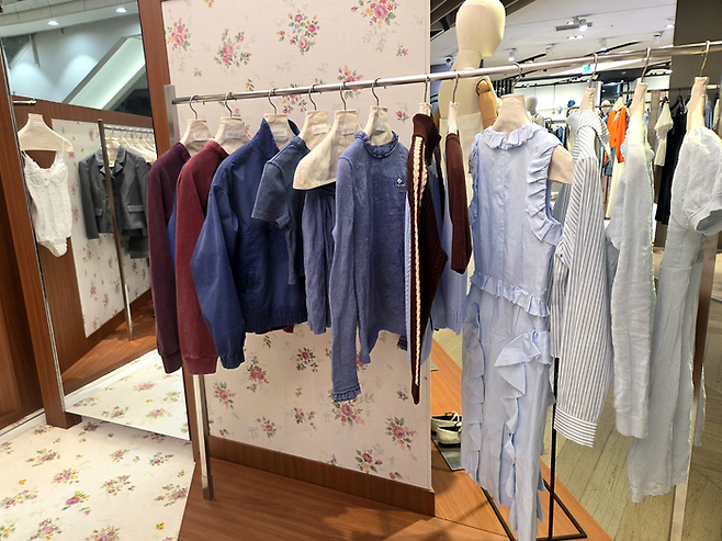 신세계백화점 강남점 4층 보이드 공간에 마련된 중국 디자이너 브랜드 슈슈통 팝업 매장 [김혜진 기자]