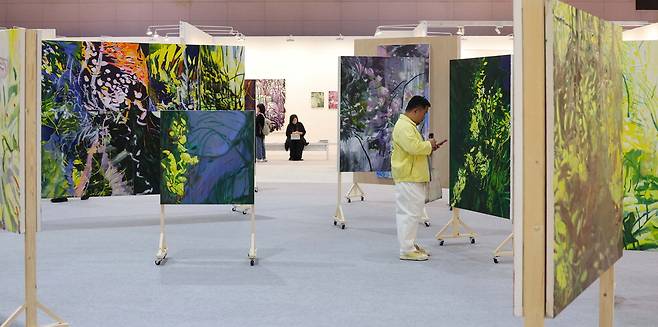 회화 10여 점을 이동형 패널에 설치한 송은 소속 김지선 작가의 솔로 부스가 2일 개막한 '아트오앤오'에서 관람객들의 주목을 받고 있다.  한주형 기자
