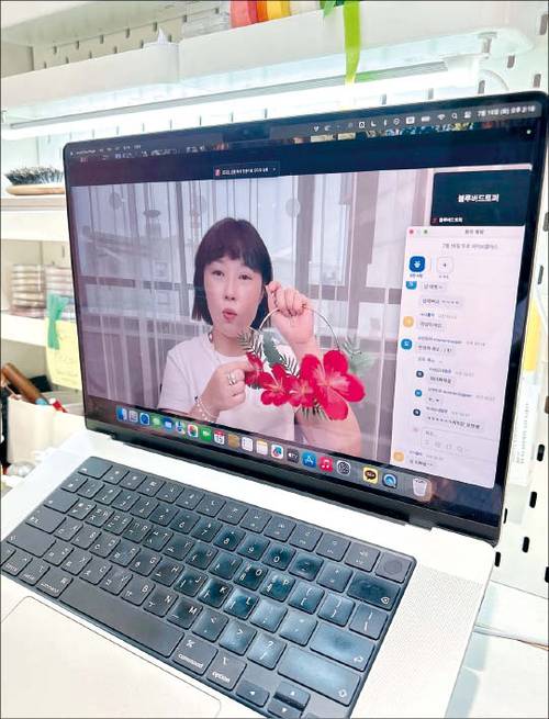 (위) 숨고를 통해 디지털 드로잉 수업을 하는 윤효준 씨. (숨고 제공)
(아래)  라이브클래스 플랫폼에서 페이퍼 플라워·토퍼를 결합한 온라인 강의로 인기를 끌고 있다. (라이브클래스 제공)