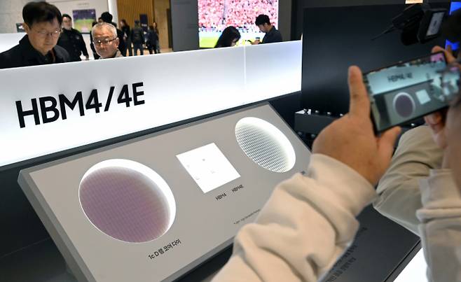KB증권이 삼성전자의 실적 상승이 이어지고 있다고 평가했다. 사진은 지난 3월18일 경기도 수원에서 열린 삼성전자 정기 주주총회에 전시된 삼성전자의 HBM4 메모리. /사진=뉴시스