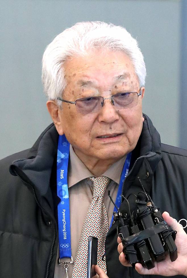 북한 장웅 전 국제올림픽위원회(IOC) 위원 별세 소식이 전해졌다. 사진은 장 전 위원이 평창 동계올림픽에 참가하기 위해 2018년 2월4일 인천국제공항으로 입국한 모습. /사진=뉴시스