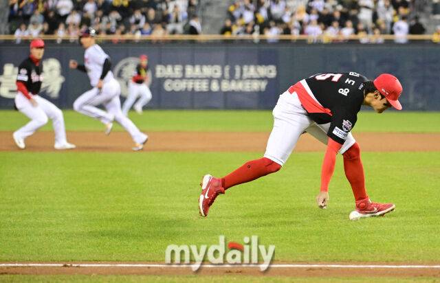 2026년 4월 1일 오후 서울 잠실구장에서 '2026 신한 SOL KBO리그' KIA 타이거즈와 LG 트윈스의 경기. KIA 3루수 김도영이 1회말 2사 1.3루서 LG 구본혁의 기습 번트 때 타구를 놓치고 있다./잠실=유진형 기자 zolong@mydaily.co.kr