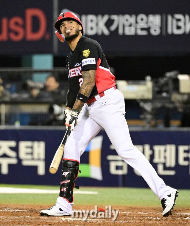 2026년 4월 1일 오후 서울 잠실구장에서 '2026 신한 SOL KBO리그' KIA 타이거즈와 LG 트윈스의 경기. KIA 카스트로가 3회초 2사 1루서 삼진을 당한 뒤 아쉬워하고 있다./잠실=유진형 기자 zolong@mydaily.co.kr