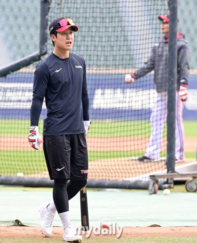 2026년 4월 1일 오후 서울 잠실구장에서 열린 '2026 신한 SOL KBO리그' KIA 타이거즈와 LG 트윈스의 경기. 경기 전 LG 구본혁이 훈련을 하고 있다./잠실=유진형 기자 zolong@mydaily.co.kr