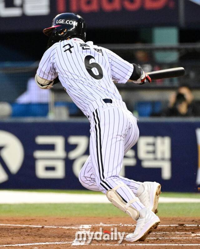 2026년 4월 1일 오후 서울 잠실구장에서 '2026 신한 SOL KBO리그' KIA 타이거즈와 LG 트윈스의 경기. LG 구본혁이 1회말 2사 1.3루서 기습 번트 안타로 타점을 올리고 있다./잠실=유진형 기자 zolong@mydaily.co.kr