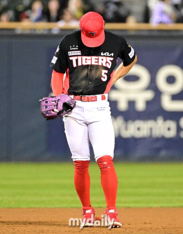 2026년 4월 1일 오후 서울 잠실구장에서 '2026 신한 SOL KBO리그' KIA 타이거즈와 LG 트윈스의 경기.KIA 3루수 김도영이 8회말 2사 2.3루서 LG 박동원의 3루 강습 타구를 수비하다 불편함을 느끼고 있다.