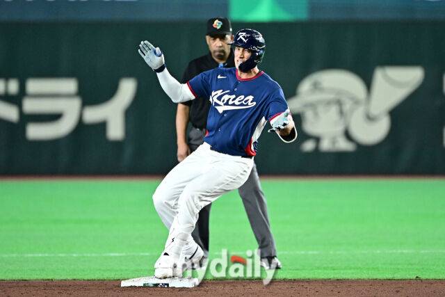 9일 일본 도쿄돔에서 열린 2026 월드 베이스볼 클래식(WBC) 조별리그 한국-호주 경기. 위트컴이 6회초 첫 타자로 나와 2루타를 친 후 기뻐하고 있다../도쿄(일본)=한혁승 기자 hanfoto@mydaily.co.kr