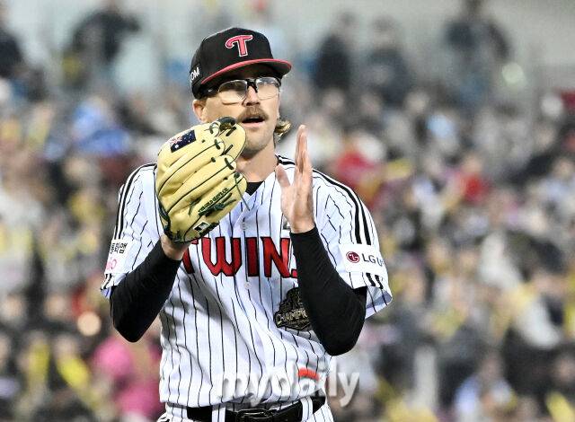 2일 오후 서울 잠실야구장에서 진행된 '2026 KBO리그' LG트윈스와 KIA타이거즈의 경기.LG 웰스가 4회초 2사 만루를 무실점으로 막은 뒤 환호하고 있다./잠실=송일섭 기자