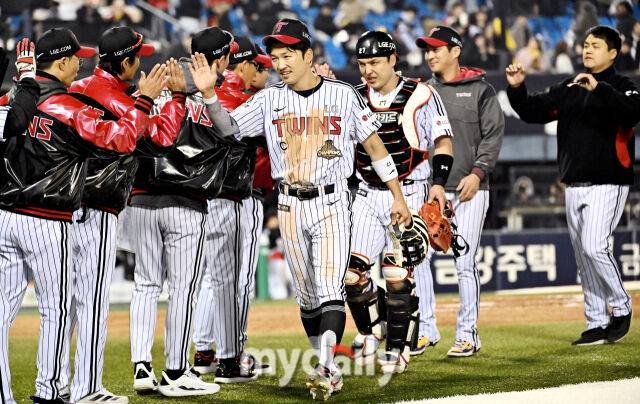 2일 오후 서울 잠실야구장에서 진행된 '2026 KBO리그' LG트윈스와 KIA타이거즈의 경기.LG 선수들이 2-1로 승리한 뒤 환호하고 있다./잠실=송일섭 기자