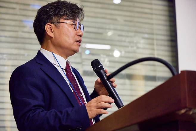 30년 이상 방송계 현장 경험과 경영학 연구를 결합, 공영 미디어 전략 전문가로 활동중인 KBS 미디어연구소 김정환 PD. 그는 한양대 특강을 통해 AI 대전환기와 맞물린 공영 미디어의 방향에 대해 신뢰, 연결, 디지털 인프라 등 세가지 키워드로 재정의했다.