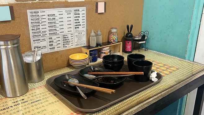 지난 1일 찾은 서울 마포구 분식집 ‘아콘스톨’ 매장 내부에 메뉴판이 붙어 있다. 박연수 기자