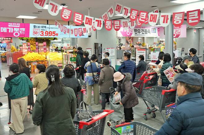 대규모 쇼핑 행사 ‘메가통큰’을 진행 중인 롯데마트 한 매장 앞에 소비자들이 입장을 기다리고 있다. [롯데마트 제공]
