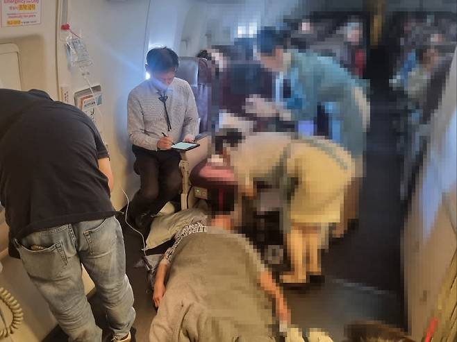 서울성모병원 가정의학과 김철민 교수가 기내 응급상황에서 환자의 기도를 확보하고 조치를 이어가고 있다. [김정환 강남을지대병원 교수]