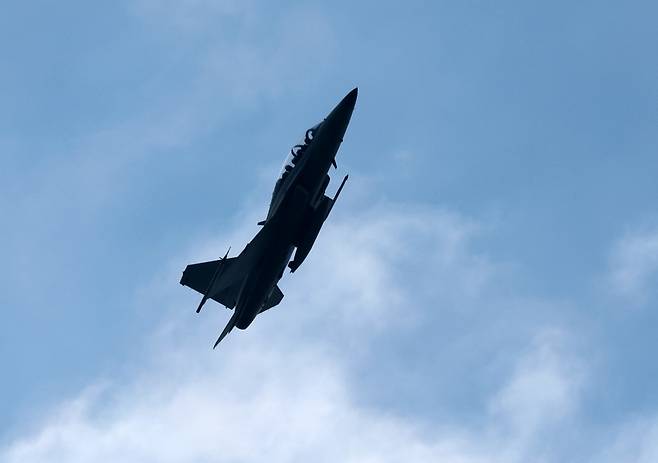 광주 광산구 광주공항 상공 위로 공군 제1전투비행단의 전투기가 비행하고 있다. <연합뉴스>