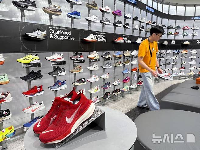 [하노이=AP/뉴시스] 남 하노이 한 나이키 매장에서 직원이 제품을 정리하고 있다. 2025.07.03.