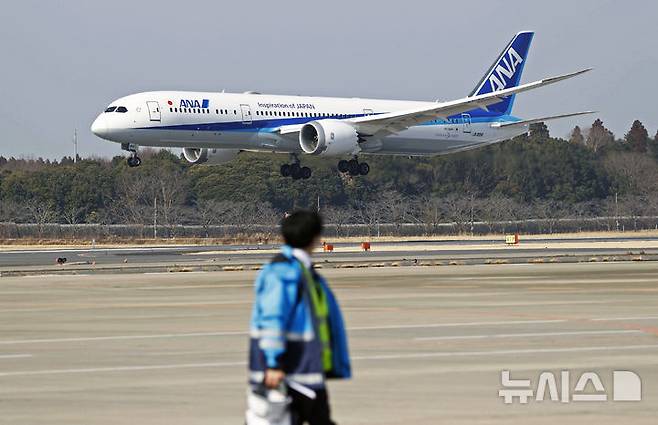 [나리타=AP/뉴시스]2021년 2월 21일 일본 나리타 국제공항에 코로나19 백신을 실은 전일본공수(ANA) 항공기가 도착해 활주로에 착륙을 시도하고 있다. 2026.04.01.