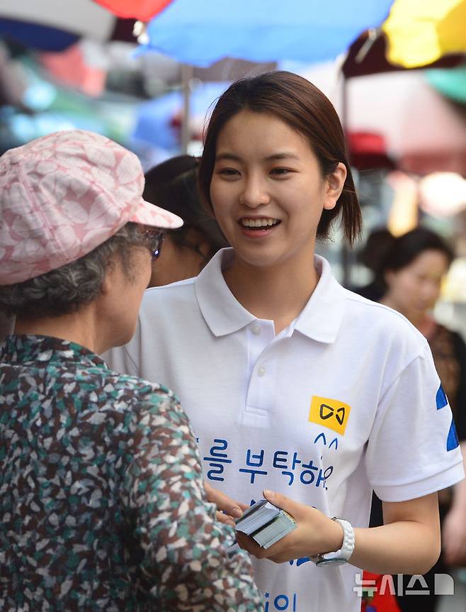 [대구=뉴시스] 주기철 기자 =배우 윤세인(본명 김지수)씨가 아버지 김부겸 새정치민주연합 대구시장 후보 선거 지원에 나섰다. joo4620@newsis.com