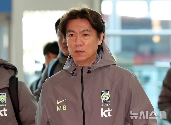 [인천공항=뉴시스] 이영환 기자 = 홍명보 축구대표팀 감독이 23일 오전 인천국제공항 제2여객터미널을 통해 런던으로 출국하고 있다.FIFA 랭킹 22위 한국은 오는 28일 오후 11시 영국 밀턴케인스의 스타디움 MK에서 '아프리카 강호' 코트디부아르(37위)와 3월 A매치 첫 경기를 치르고 이후 오스트리아 빈으로 이동, 4월1일 오전 3시45분 에른스트 하펠 스타디온에서 '유럽 복병' 오스트리아(24위)와 격돌한다.2026.03.23. 20hwan@newsis.com